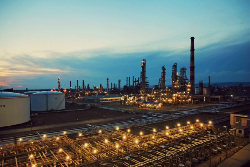 Руси праве соларне електране у Рафинерији нафте
