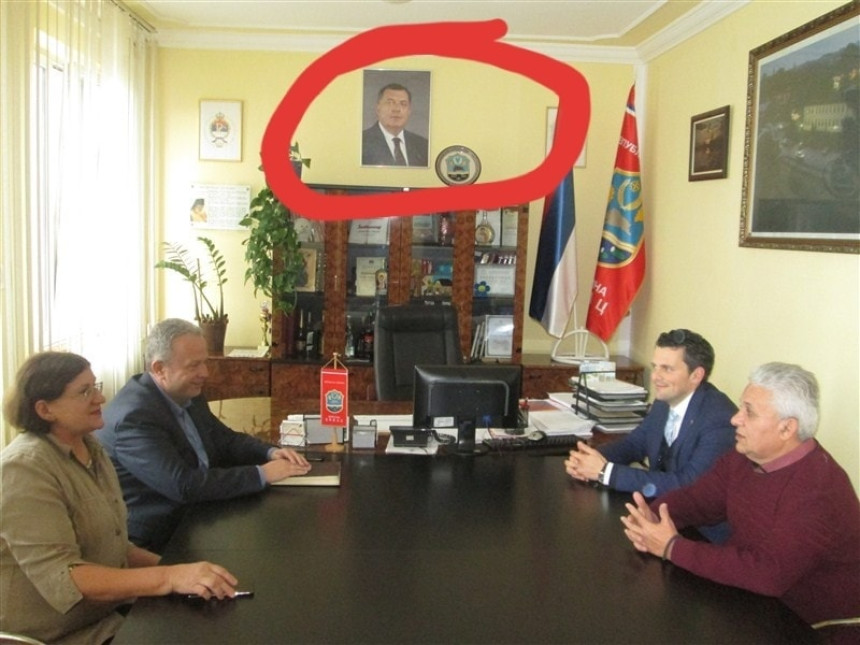 Тривић: Поданици и улизице немају мјеру