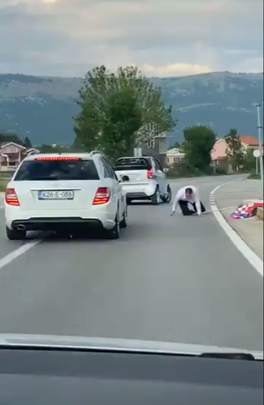 Barjaktar ispao iz automobila u svadbenoj koloni