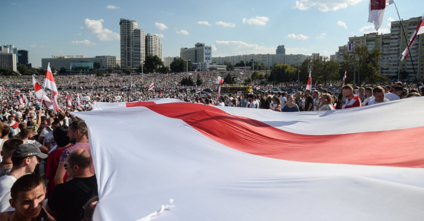 Ambasador podržao proteste, pa podnio ostavku