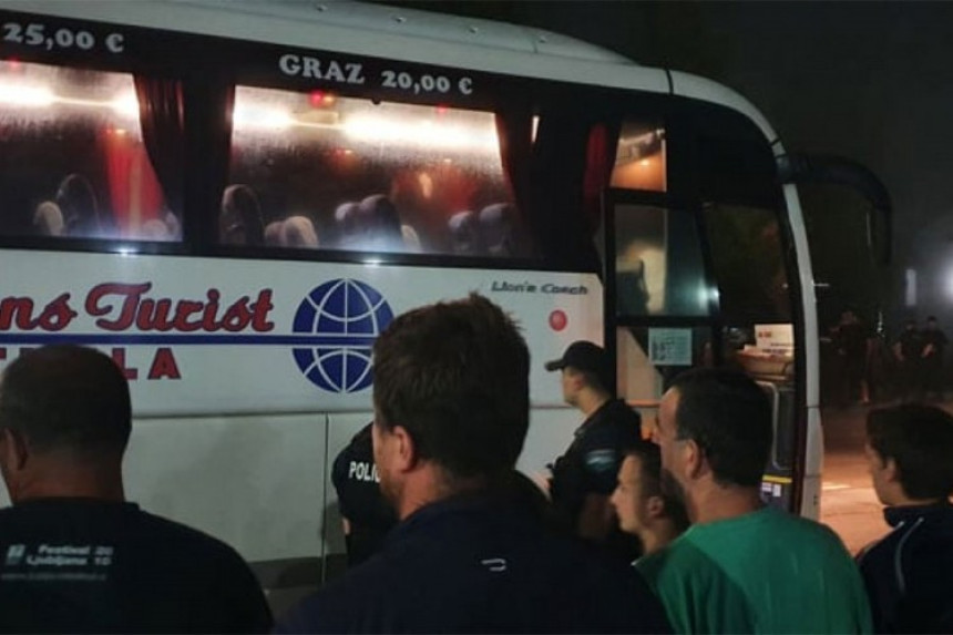 Полиција и грађани прегледају аутобусе код В. Кладуше