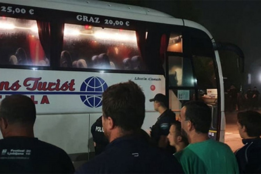 Policija i građani pregledaju autobuse kod V. Kladuše