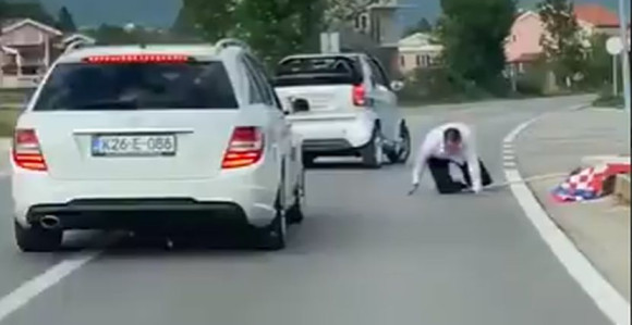 Barjaktar ispao iz automobila u svadbenoj koloni