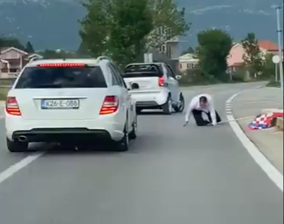 Barjaktar ispao iz automobila u svadbenoj koloni