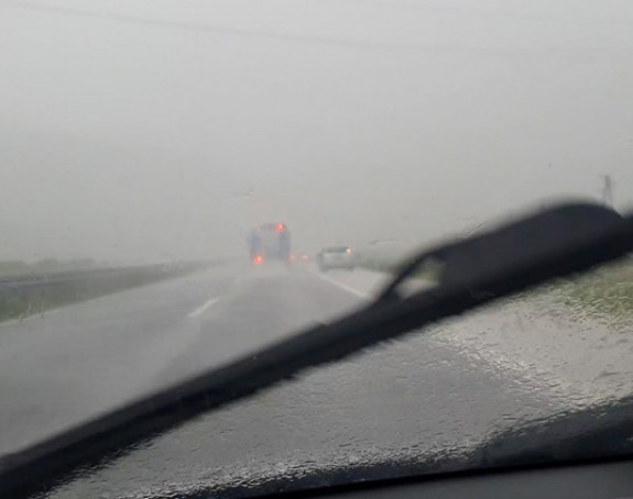 Oluja pogodila Visoko: Vozači na auto-putu stali