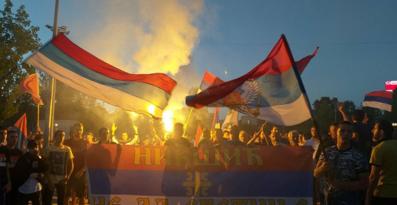 Народ с тробојкама на улицама Никшића и Берана
