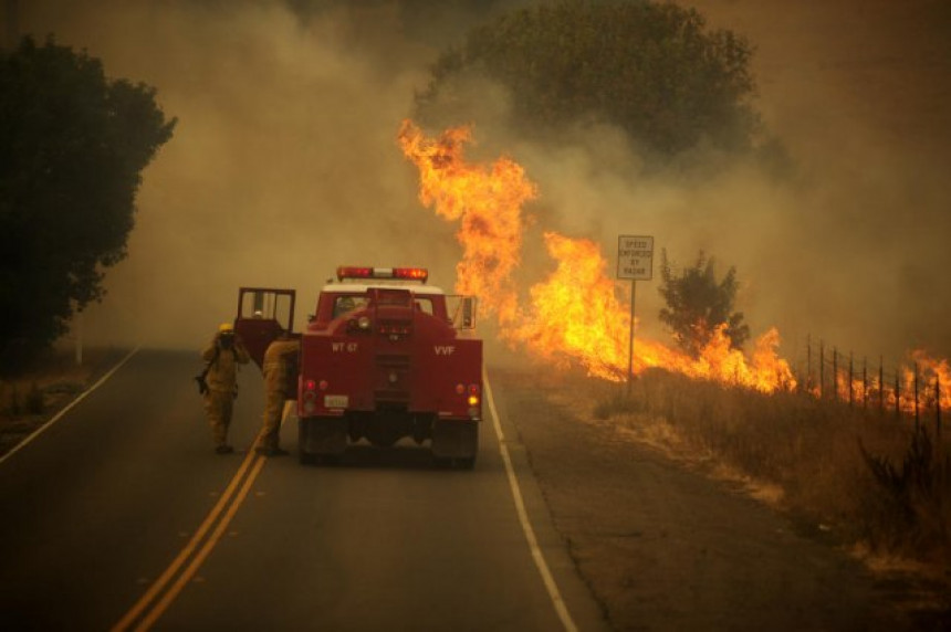 Ватрена стихија гута шуме и домове у Калифорнији