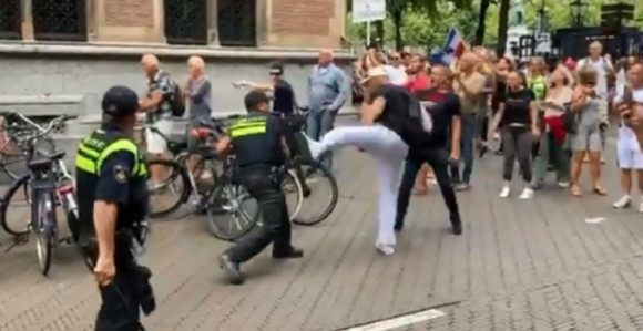 Hag: Haos policije i građana na protestu zbog korone
