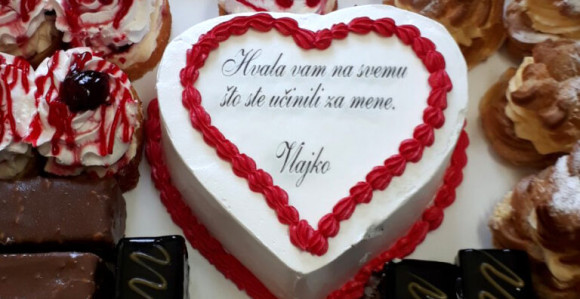 U znak zahvalnosti osoblju kovid bolnice darivao tortu