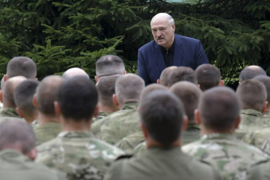 Lukašenko pozvao vojsku da stane u odbranu zemlje