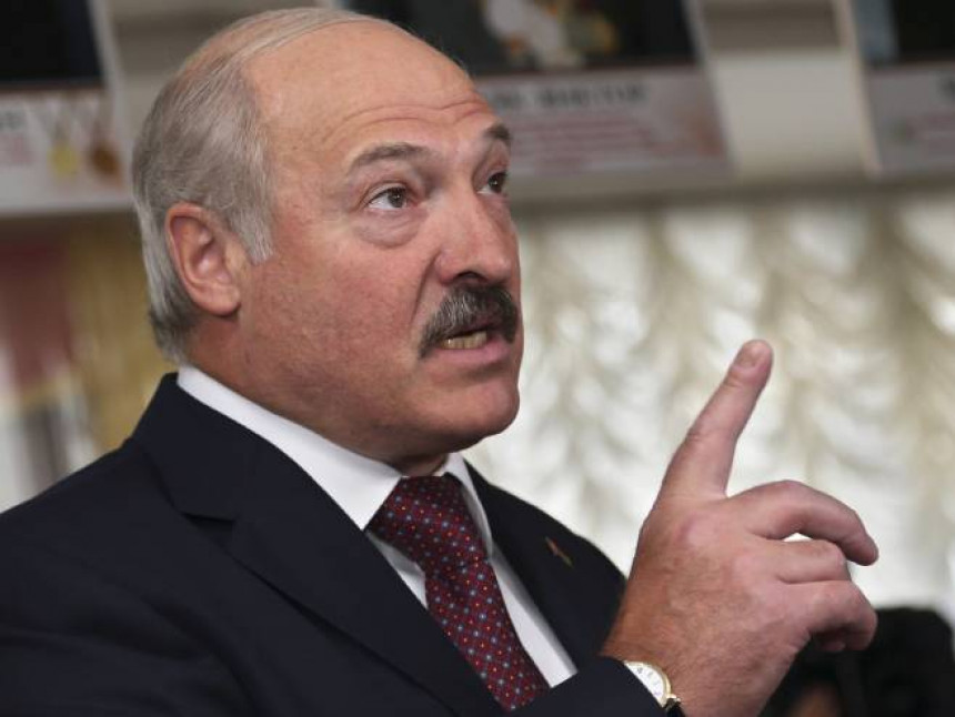 Lukašenko stigao naoružan pred rezidenciju