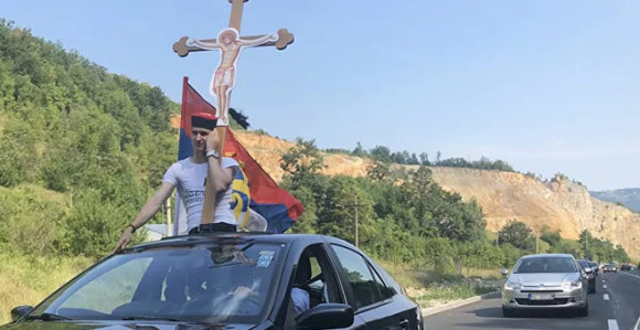 Litija stigla do crkve na Јabuci, reagovala policija