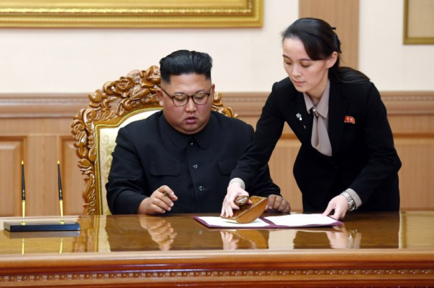 Kim u komi, kontrolu preuzela njegova sestra
