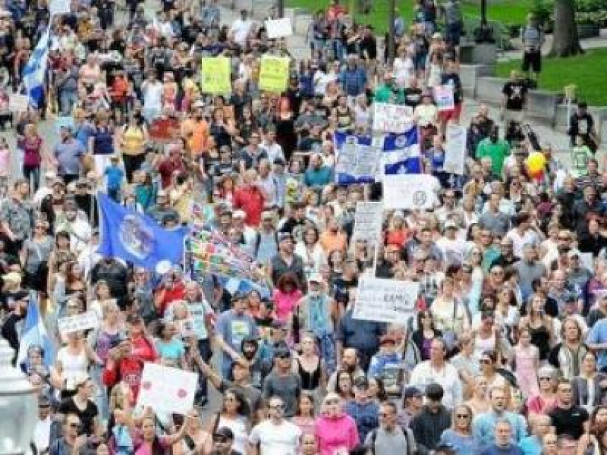 Roditelji protestuju protiv povratka djece u škole