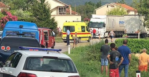 Težak udes šlepera i dva automobila kod Širokog Brijega