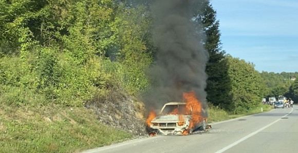 Gorio automobil na putu Banjaluka-Prijedor