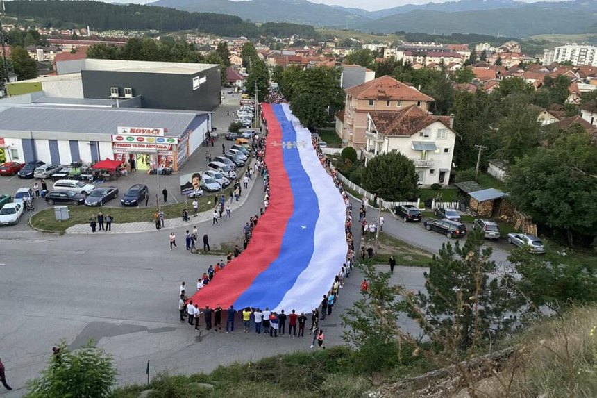Литије у Црној Гори: Развијена тробојка дужине 120 метара