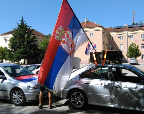 SNSD-ovci idu na litije a glasaju za Đukanovića (VIDEO)