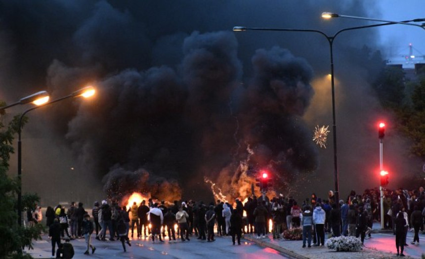 Demostranti spalili Kuran, uslijedio odgovor