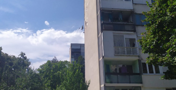 Vjetar oštetio fasadu na zgradi u naselju Borik