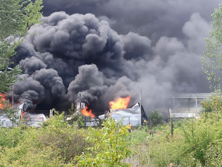 Велики пожар избио у фабрици код НИша (ВИДЕО)