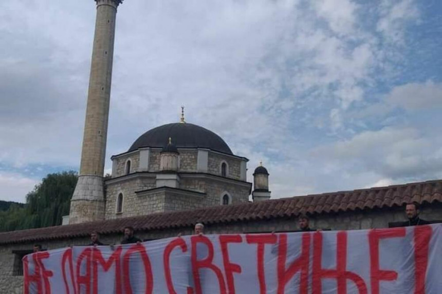 Кривокапић испред џамије у Пљевљима: Не дамо светиње