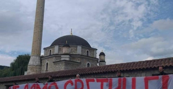 Krivokapić ispred džamije u Pljevljima: Ne damo svetinje