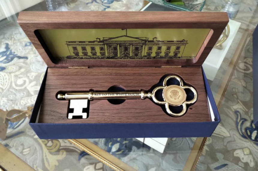 Трамп додијелио кључеве Бијеле куће Вучићу
