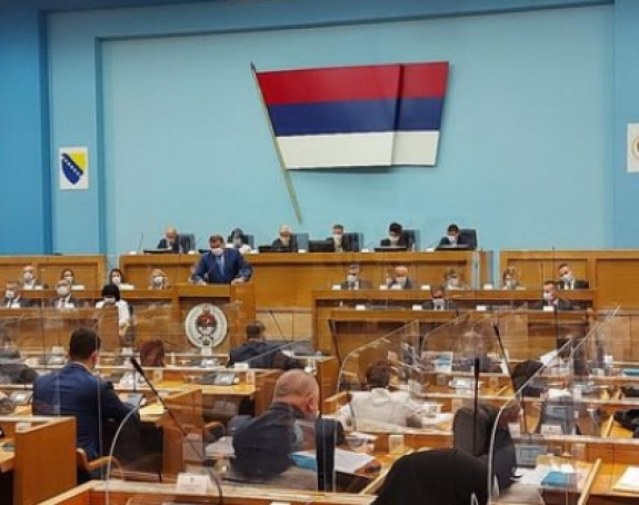 Skoro trećina poslanika ima dvostruka primanja