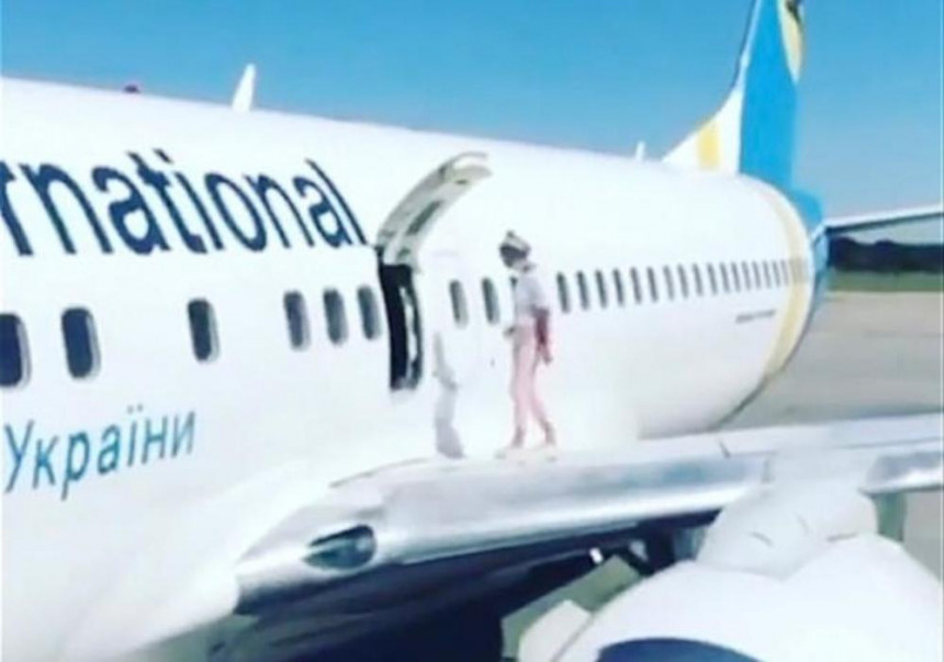 Bilo joj vrućina, pa prošetala krilom aviona! (VIDEO)