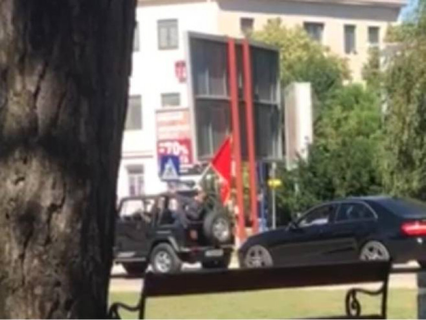 Pucano iz vozila iz kog se vijorila crnogorska zastava
