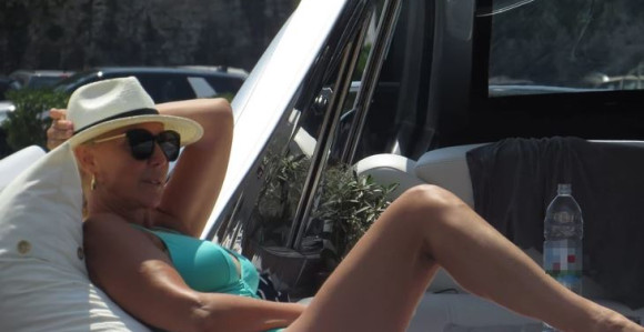 Golišava Lepa Brena: Vruće fotke i duge noge