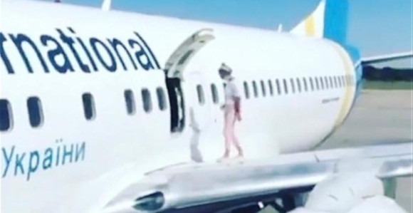 Bilo joj vrućina, pa prošetala krilom aviona! (VIDEO)