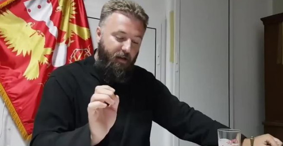 Sveštenik Predrag postao internet senzacija