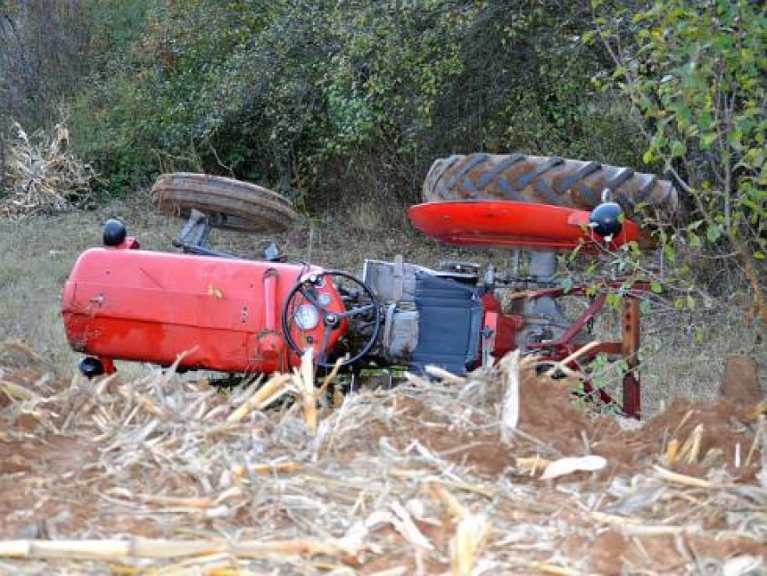 Модрича: Погинуо усљед превртања трактора