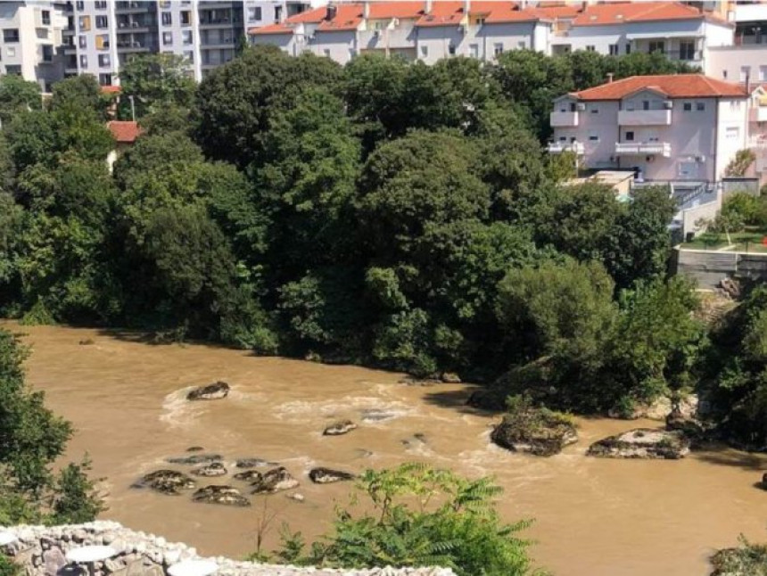 Neretva promijenila boju, širi se neprijatan miris