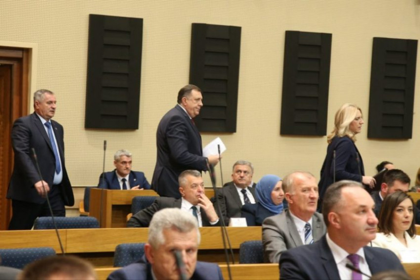 SNSD dvotrećinsku većinu okupio pomoću preletača