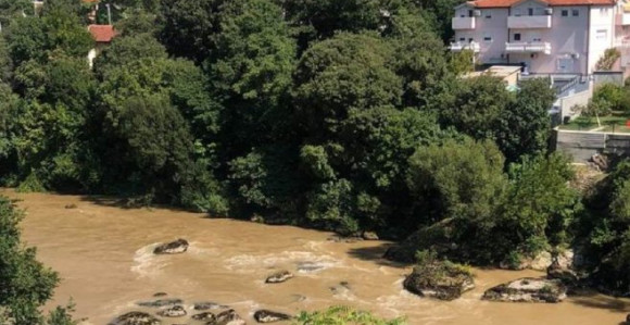Neretva promijenila boju, širi se neprijatan miris