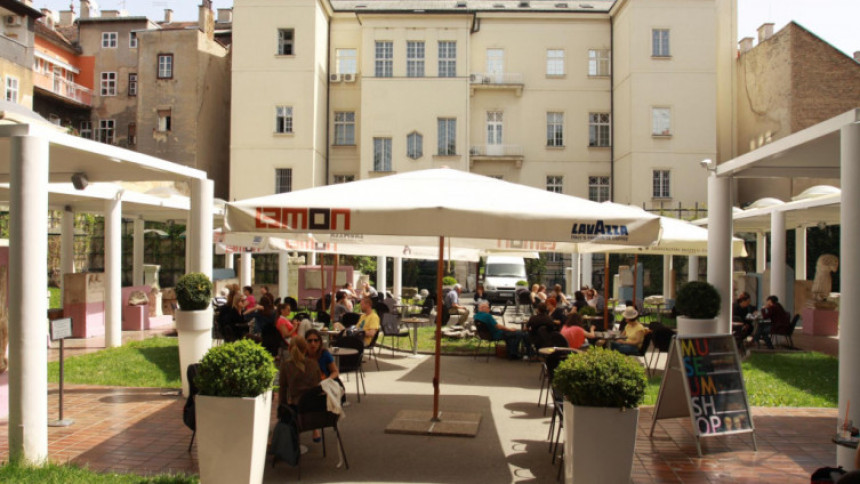 Muškarac zaražen koronom sjedio u bašti kafića