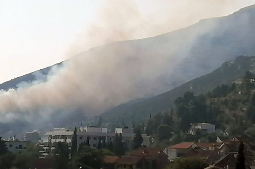 Велики пожар у Требињу пријети да угрози куће