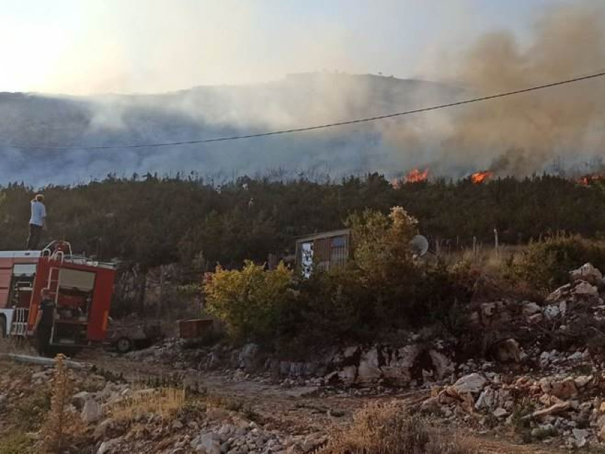 Trebinje: Lokalizovan požar u naselju Zasad