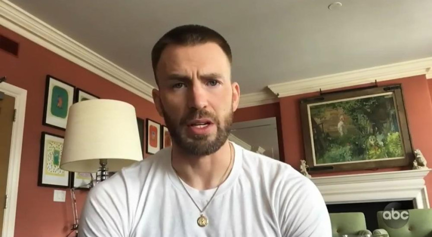 Glumac slučajno podelio nagu fotografiju, pa nastao opšti haos na Tviteru!