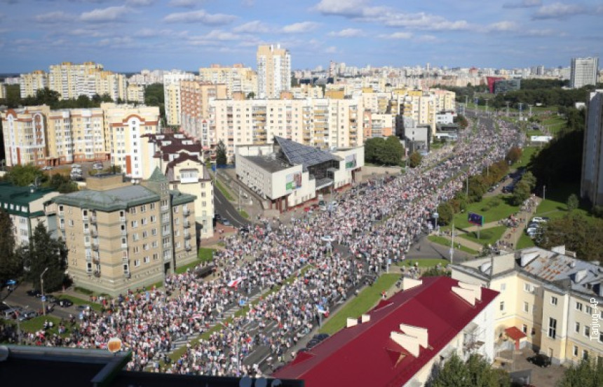 Marš ka rezidenciji, privedeno više od 250 ljudi