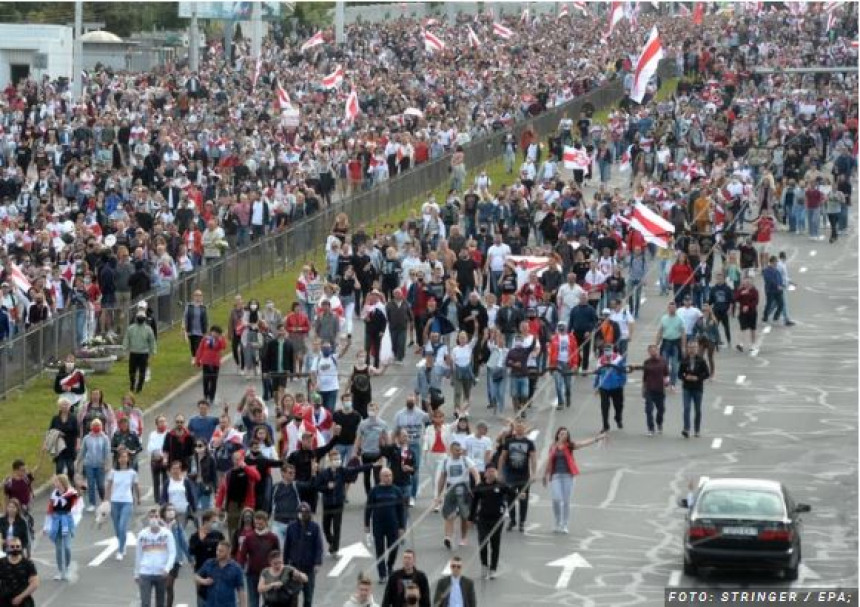 Minskom marširalo 100.000 ljudi, uhapšeno 400