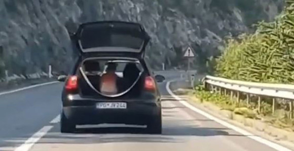 Vozio 90 na sat, a dijete u otvorenom gepeku (VIDEO)