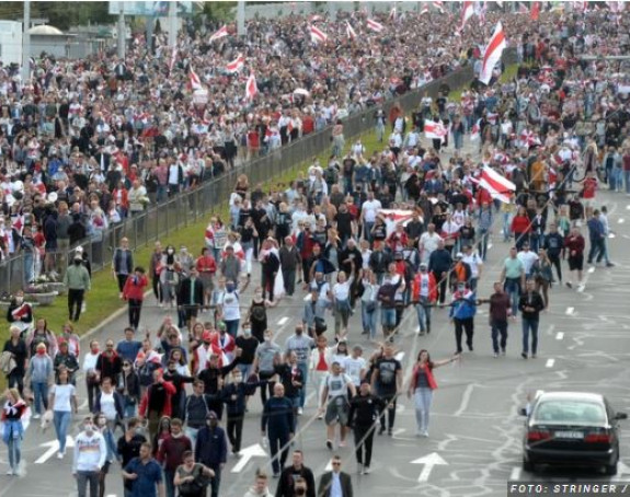 Минском марширало 100.000 људи, ухапшено 400