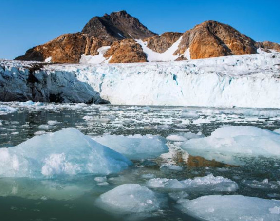 Одломио се велики комад леда на Гренланду