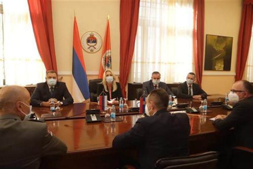 Predsjednici Srpske uručene replike srpskih zastava