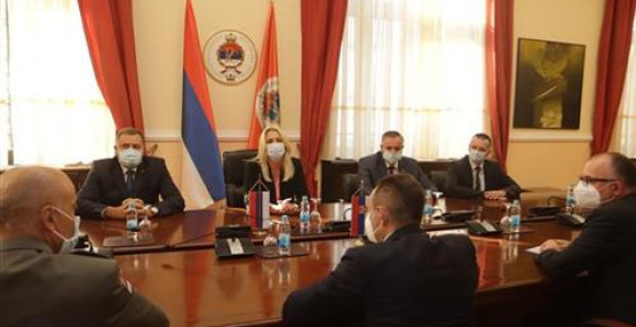 Predsjednici Srpske uručene replike srpskih zastava