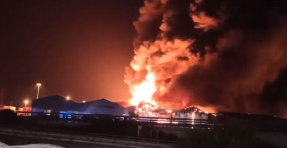 Izbio veliki požar na italijanskoj luci (VIDEO)